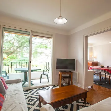 Amazing Two Bedroom Flat With Balcony Апартаменти Біарріц